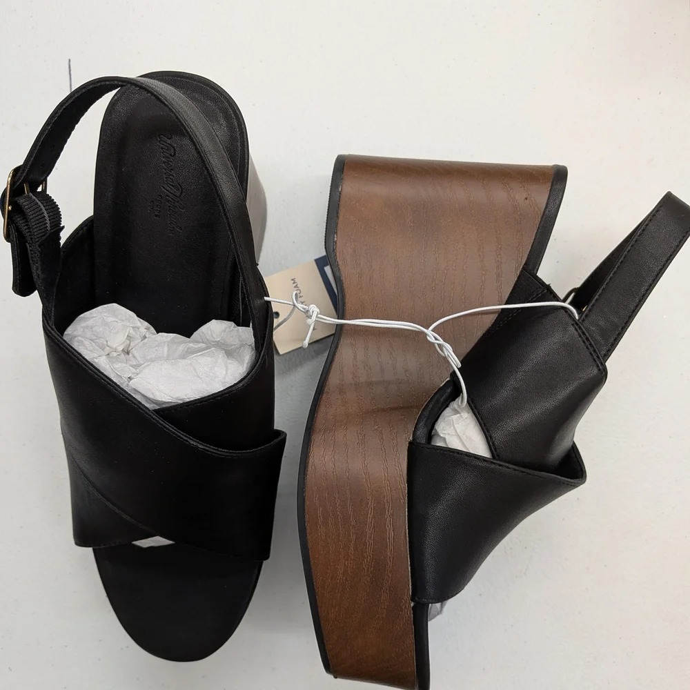 Universal Thread Black Platform Wedge Sandals with Wood-Effect Sole